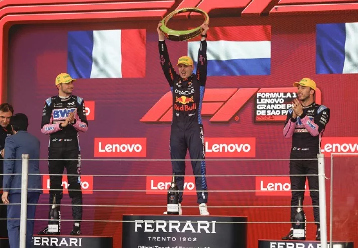 El neerlandés Max Vertapeppen (c) de Red Bull, celebra su victoria en el Gran Premio de Brasil. Completaron el podio los pilotos de Alpine, el francés Esteban Ocon (i) y el francés Pierre Gasly. Foto: EFE