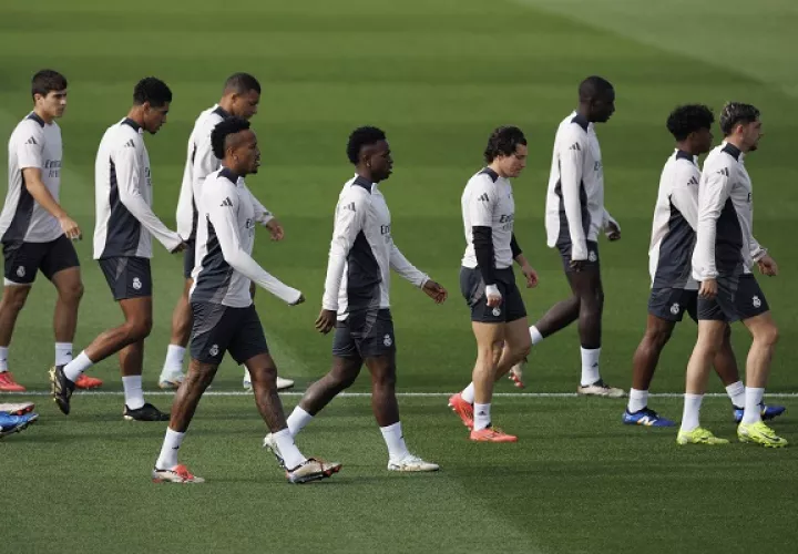 Los jugadores del Real Madrid durante el entrenamiento del equipo en la Ciudad Deportiva de Valdebebas, este lunes. Foto: EFE