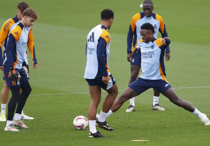 El delantero brasileño del Real Madrid Vinicius Jr (d), este viernes durante el entrenamiento en la Ciudad Deportiva de Valdebebas. Foto: EFE