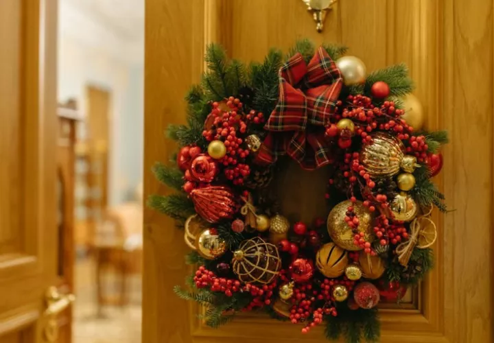 Maneras sencillas de decorar su puerta en esta Navidad. Foto: Pexels