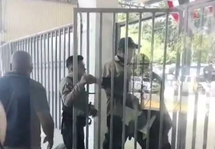 Escena del altercado en la entrada de la institución.