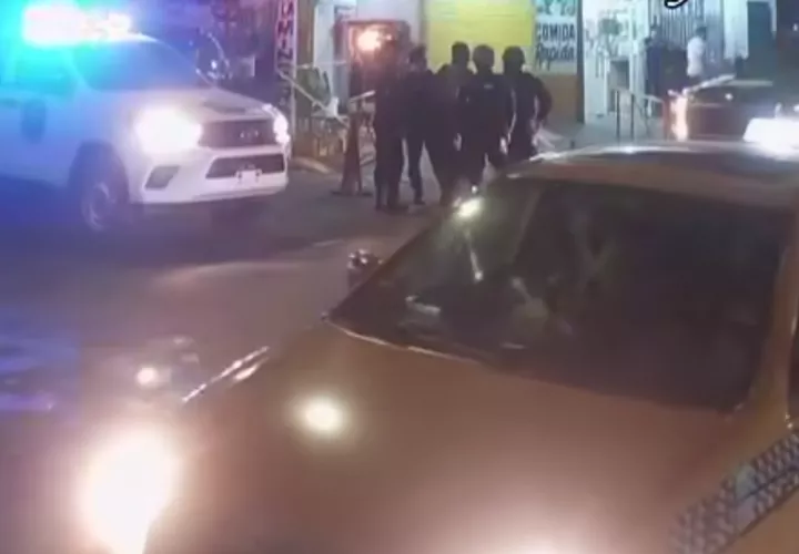 Unidades de la Policía Nacional llegan a la escena del crimen.