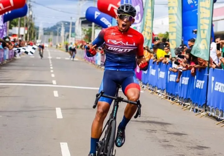 El santeño David de Jesús Díaz Falconet al cruzar la meta de la primera etapa de la Vuelta Internacional a Chiriquí. Foto: Fepaci