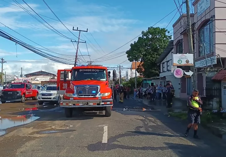Bomberos controlan conato de incendio en salón de belleza.