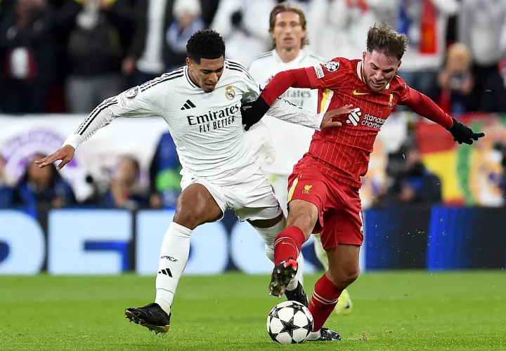 Alexis Mac Allister (R) contra Jude Bellingham. /Foto: EFE