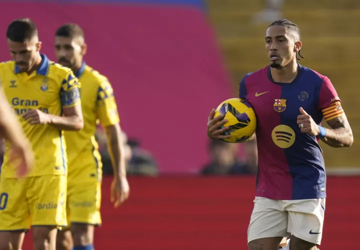 El delantero del Barcelona Raphinha (d). /Foto: EFE