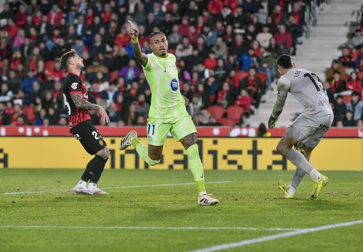 El delantero del Barcelona Raphinha (c) celebra tras marcar el tercer gol ante el Mallorca, durante el partido de la jornada 19 de LaLiga EA Sports. Foto: EFE