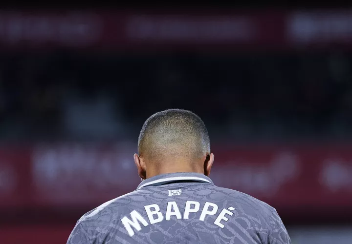 El delantero francés del Real Madrid Kylian Mbappé en el estadio Montilivi, en Girona. EFE