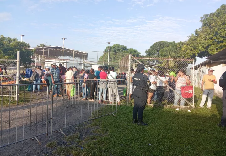 Capireños amanecieron para comprar las cajas navideñas.