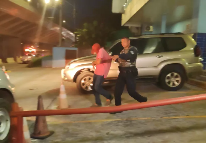 El imputado a la salida de la audiencia.