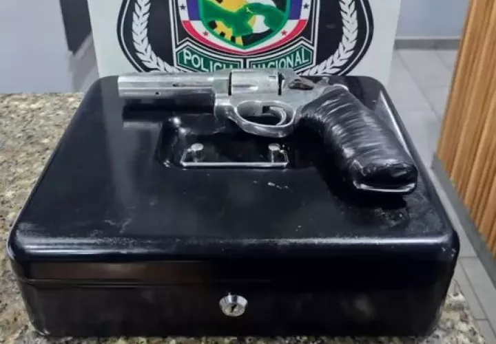 El arma usada por delincuentes y la recuperación de la caja registradora.