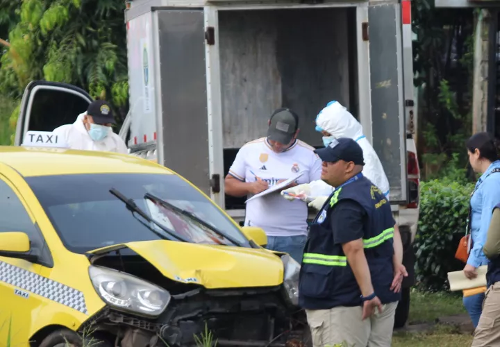 Levantamiento del cadáver.     (Foto: Eric Montenegro)