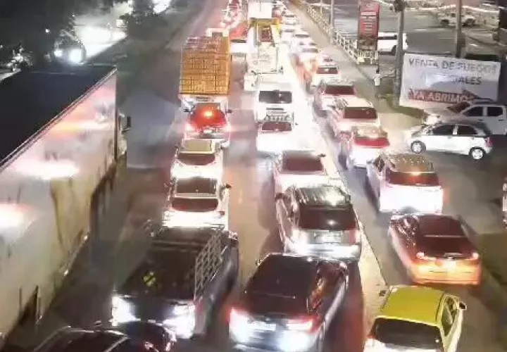 Congestionamiento vehicular en horas nocturnas hacia Panamá Oeste.