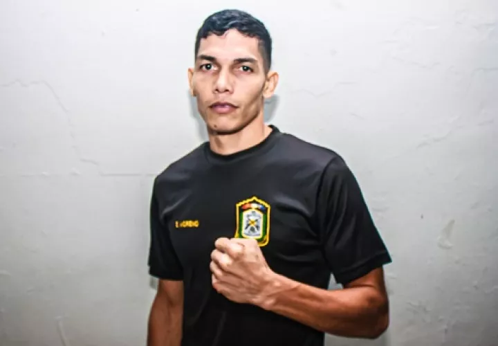 El invicto Enzo Moreno verá acción.