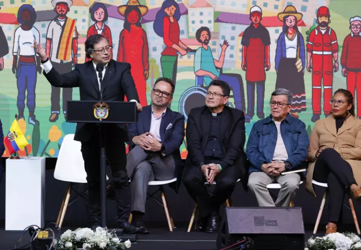 Gustavo Petro, suspende, diálogos de paz, guerrilla, ELN, crímenes de guerra