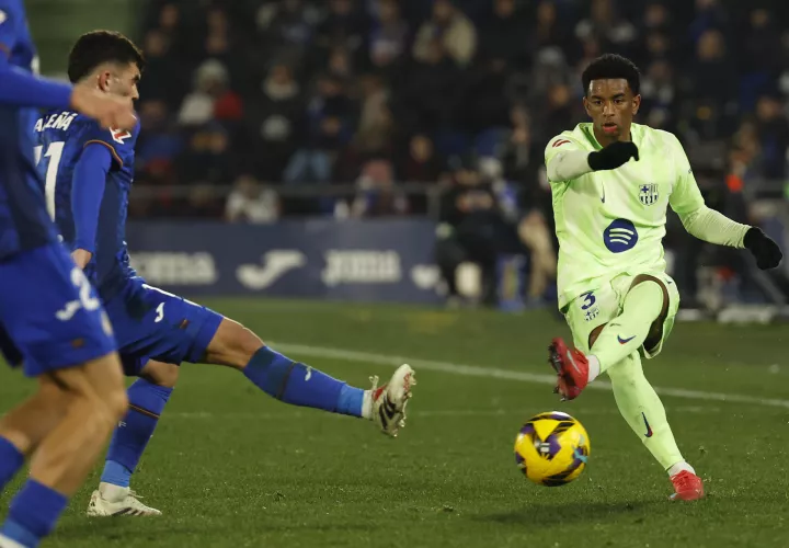 Alejandro Balde (d), golpea el balón ante el centrocampista del Getafe, Carles Aleñá. /Foto: EFE