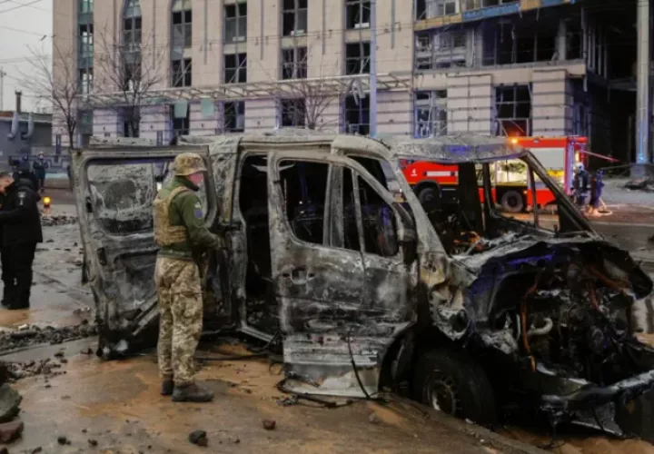 Rescatistas y agentes de policía trabajan en el lugar de un ataque con misiles en Kiev, Ucrania. Foto: EFE 