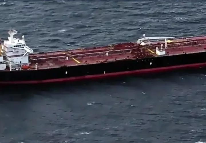 El petrolero inmaniobrable "Eventin", frente a Rügen, será trasladado a Dinamarca. Foto: DW