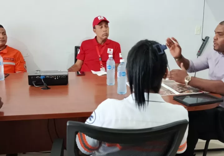 Miembros de la junta de carnaval junto a representantes de estamentos de emergencias.