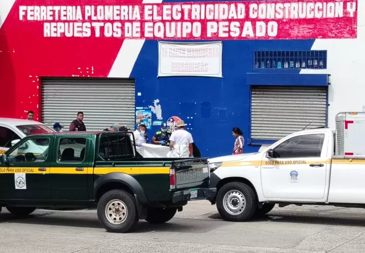 Levantamiento del cadáver del guardia de seguridad.