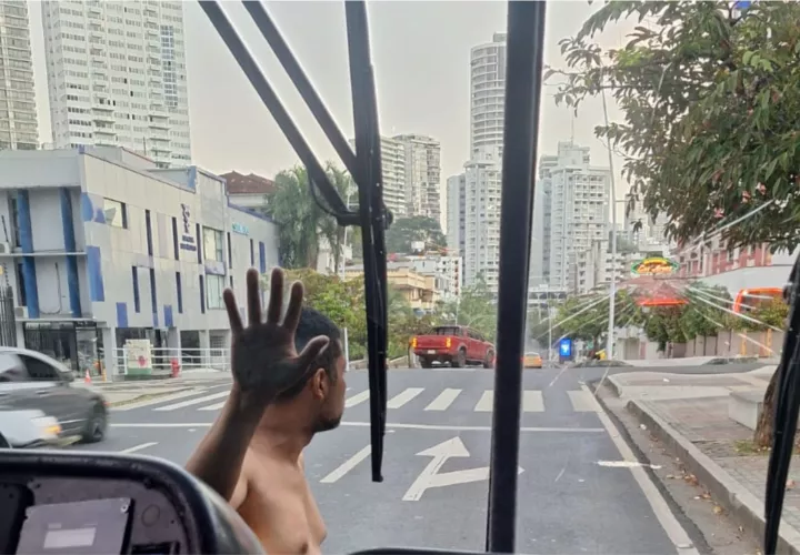 El hombre rompió el vidrio del bus.