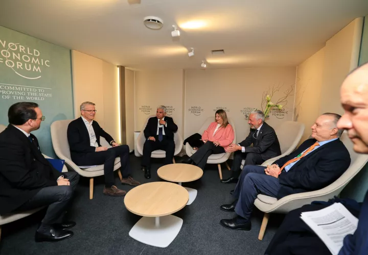 Reunión entre el presidente Mulino y directivos de Maersk.