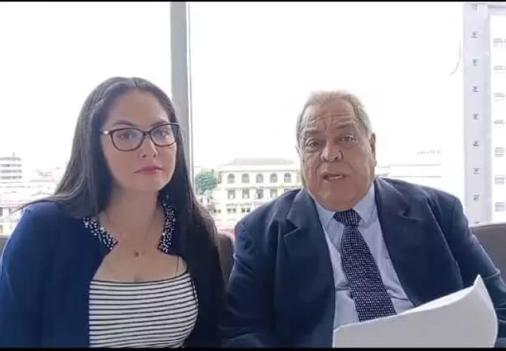 Los abogados Abogados Pérez y Rodríguez en la presentación de la denuncia.