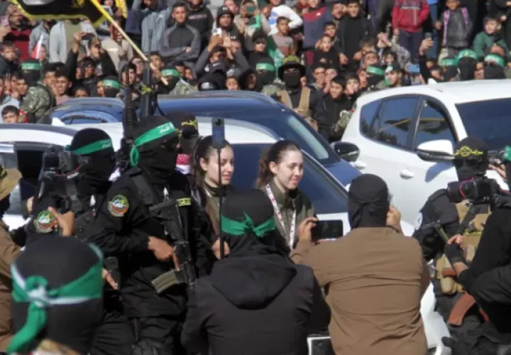 Dos de la rehenes israelíes liberadas por Hamás en Gaza. Foto: EFE