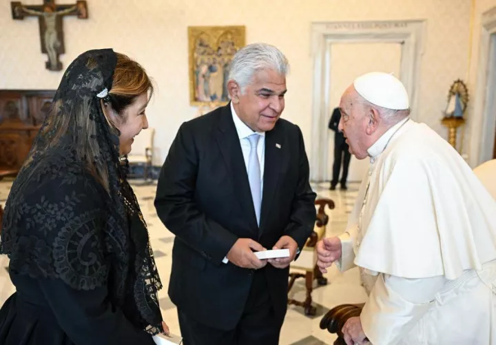 La pareja presidencial junto al Papa Francisco.