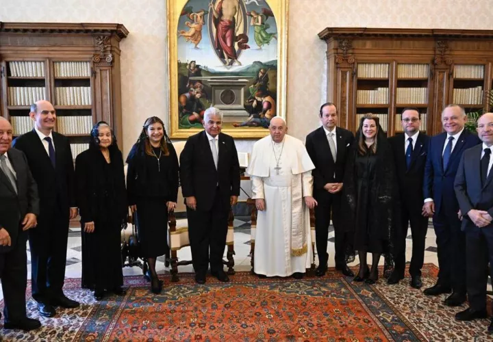 Miembros de la comitiva que acompañó al presidente Mulino durante audiencia con el Papa Francisco.