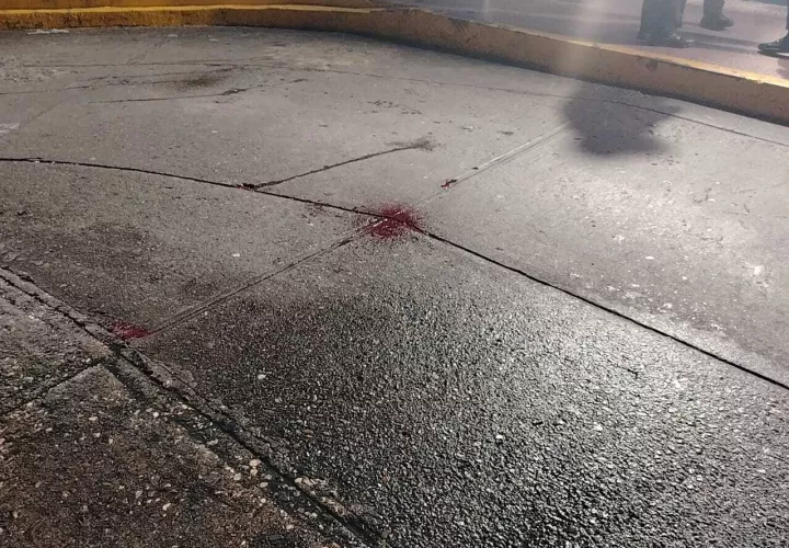 Restos de sangre de los heridos en estos ataques a tiros.