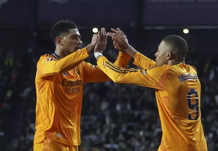 El delantero francés del Real Madrid Kylian Mbappé celebra su gol contra el Valladolid. /Foto: EFE