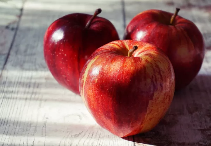 La manzana es excelente para combatir el hígado graso. Foto: Pexels