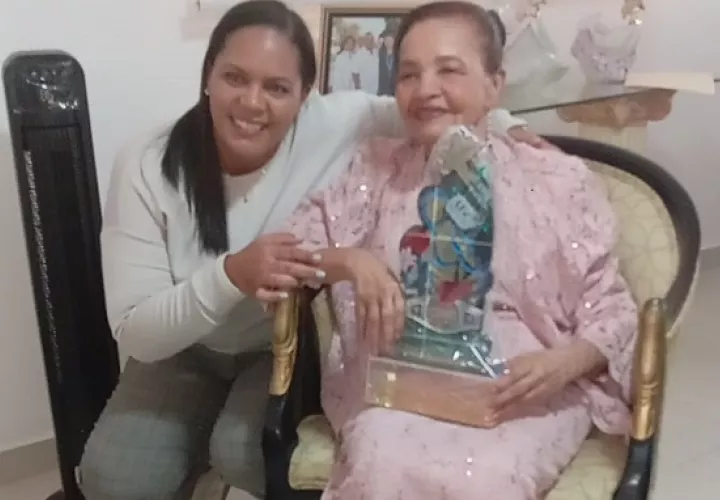 La señora Emma de Urrunaga (der.), recibió la réplica del trofeo de parte de Fabiola Zurita, representante del Salón de la Fama del Boxeo Latinoamericano en Panamá. Foto: Familia Urrunaga