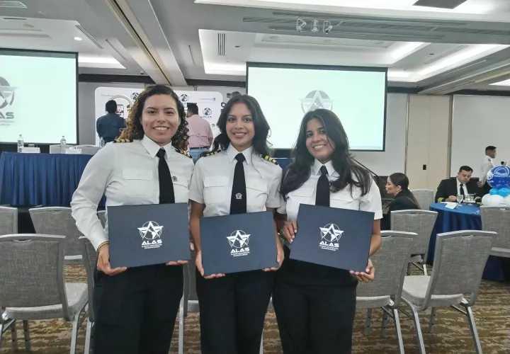  Silvia Ardón (primera de izq. a dcha.) junto a sus compañeros graduandas. Foto: MC