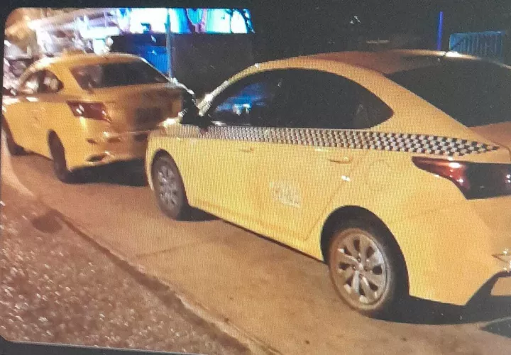 Los dos vehículos donde eran transportados los migrantes.