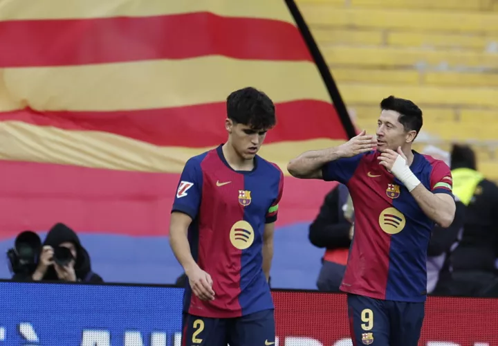 Robert Lewandowski (d) celebra tras anotar un gol, durante el partido de LaLiga entre el FC Barcelona y el Alavés. /Foto: EFE