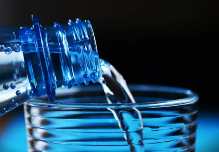 Se recomienda tomar diariamente unos dos litros de agua. Foto: Pexels