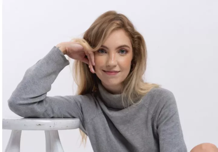 Se recomienda bloqueador solar para el cabello. Foto: Pexels