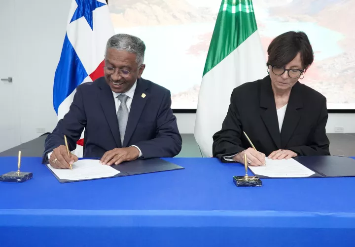 Por Panamá, Dr. Eduardo Ortega Barría, de la Senacyt y la Prof. Maria Chiara Carrozza, presidenta del CNR de Italia. Foto: Cortesía