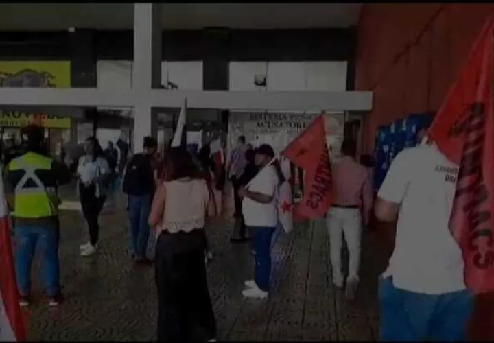 Apoyo a los jóvenes universitario que enfrenta audiencia.  (Foto: Landro Ortíz)