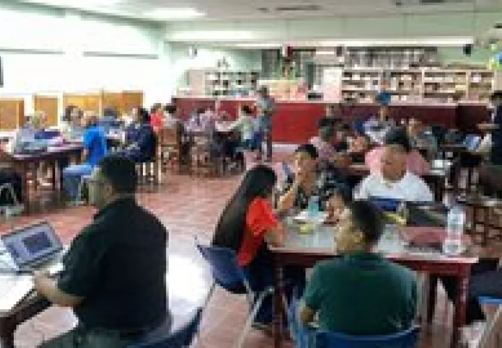 Docentes se capacitan en tema de tecnología.
