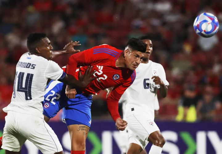 Steffan Pino (c) de Chile disputa un balón con Jiovany Ramos de Panamá. /Foto: EFE