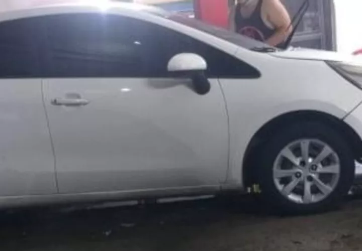  El  auto del dominicano era de color  blanco, Kia, tipo sedán.   (Foto:Cortesía)