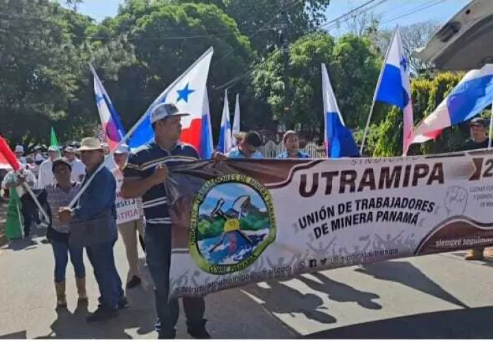 Marcha en pro de la apertura de la mina.