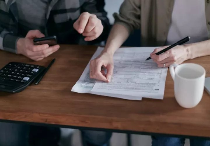 Ya sea para las vacaciones, comprar una casa e invertir en educación, establecer objetivos comunes fortalece el vínculo. Foto: Pexels