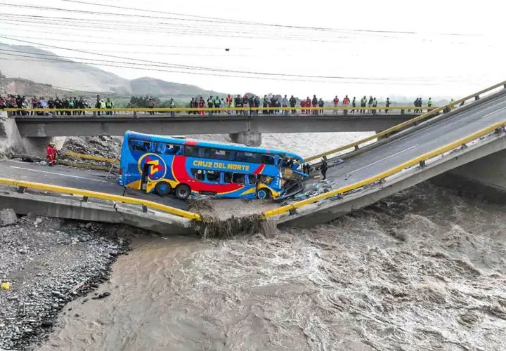 colapso, puente, Lima, 3 muertos, bus, pasajeros, Perú