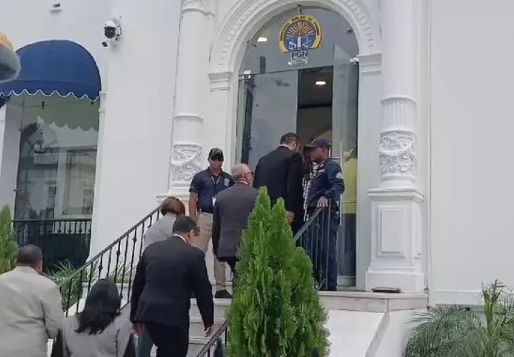 Equipo legal junto a los estudiantes universitario durante comparecencia ante el MP.