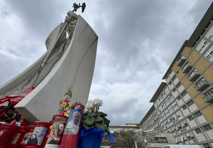 Papa Francisco, numonía bilateral, cuadro clínico complejo, tranquilo, hospital