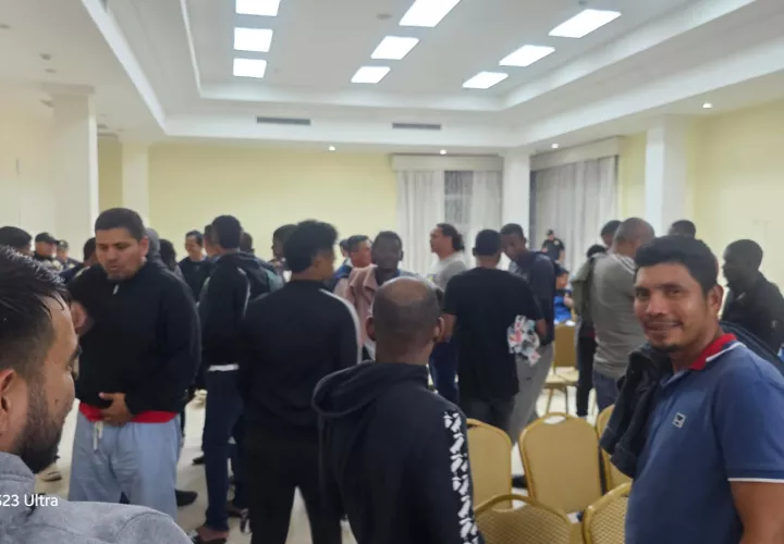 Algunos de los 83 privados esperando sus oficios en el salón de audiencias. 